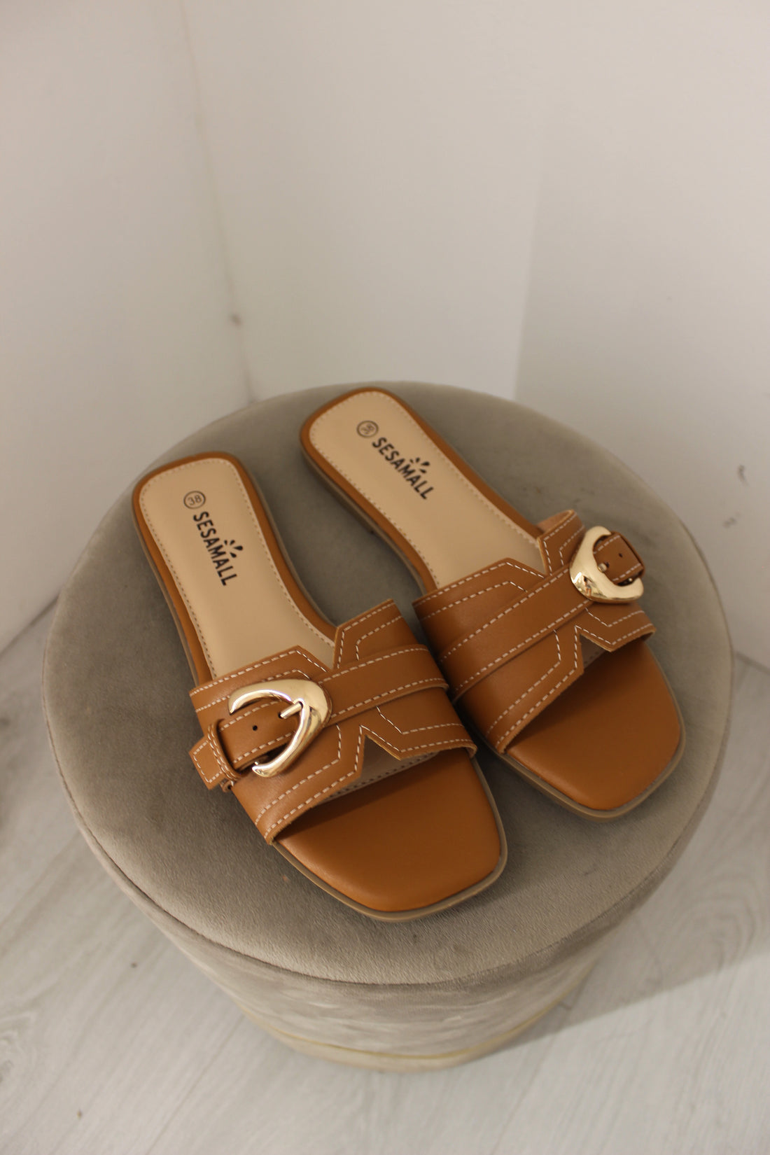 Sandalo con fibia camel