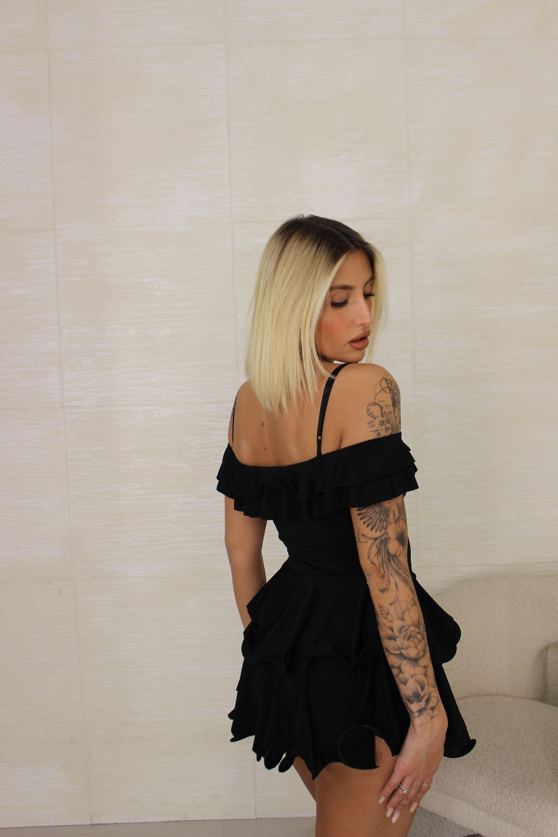 Abito corto balze