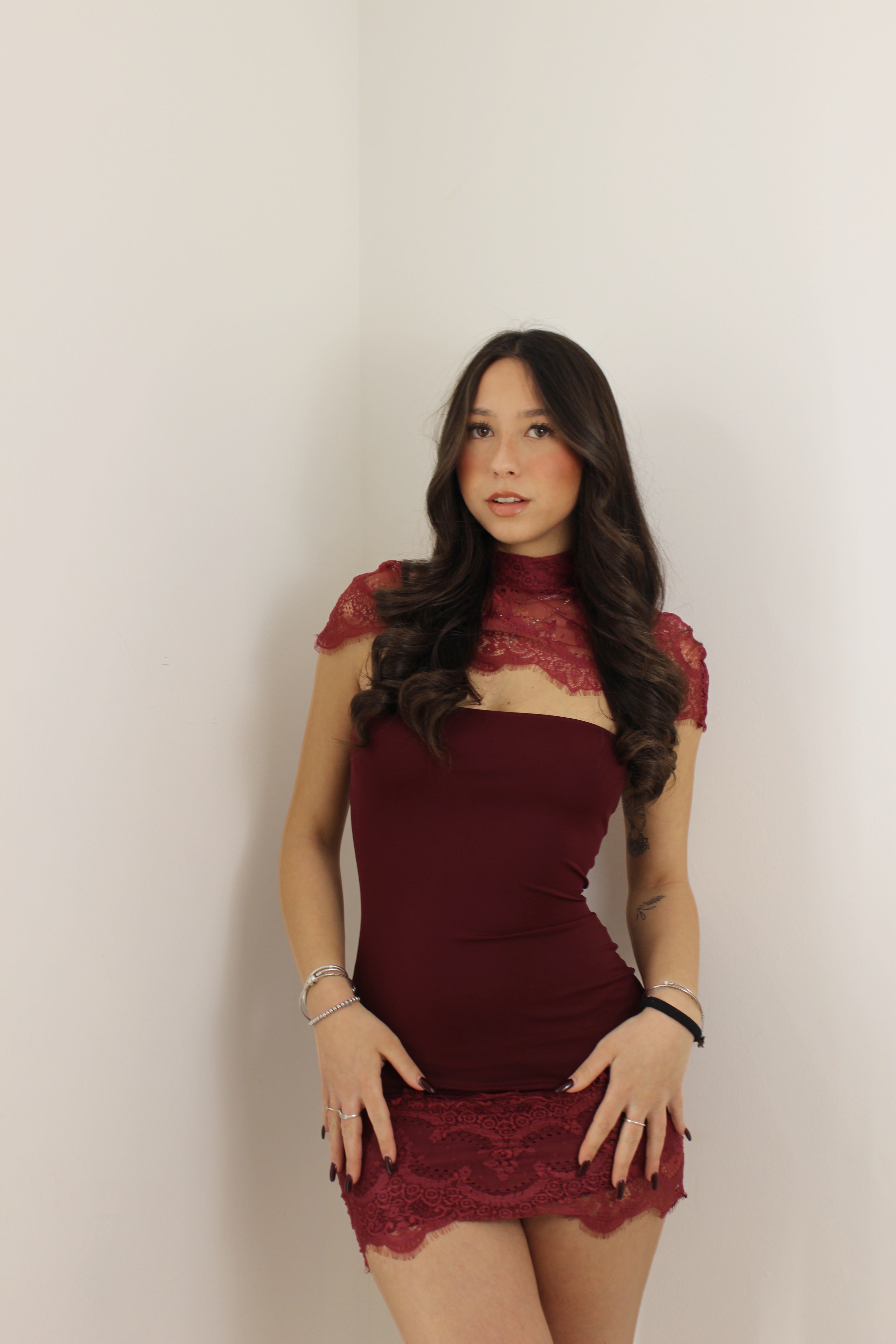 Abito con pizzo bordeaux