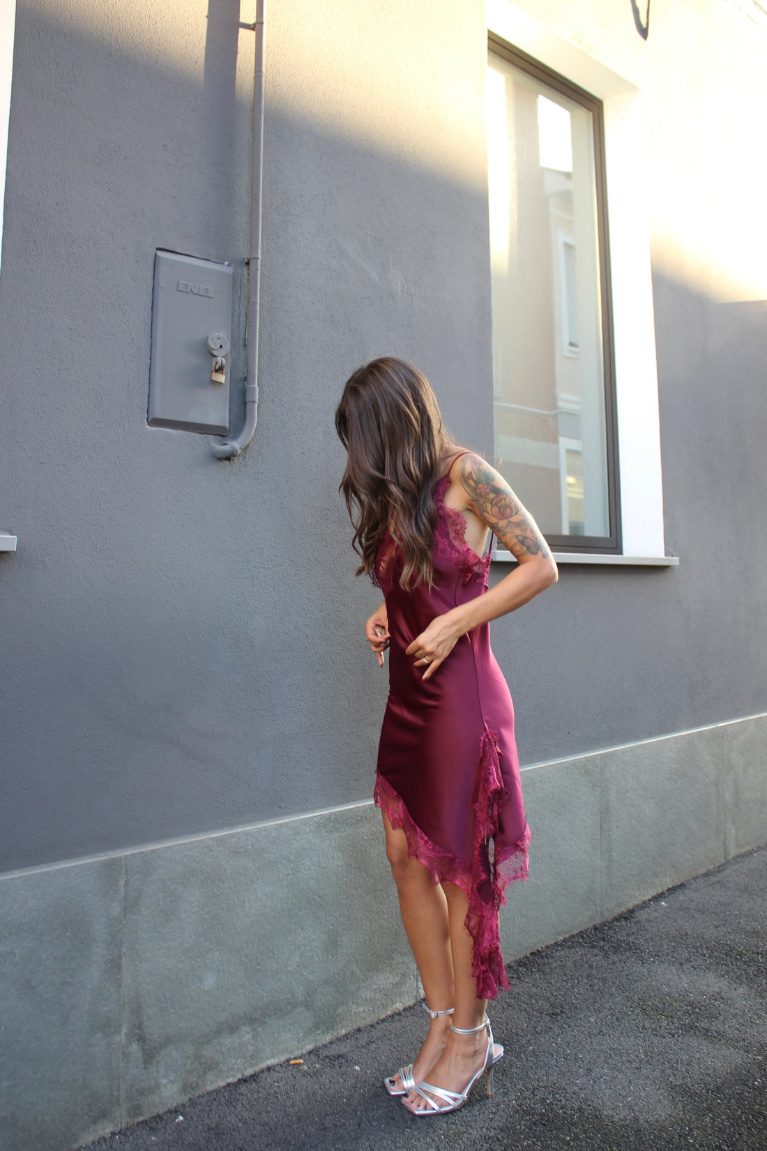 Abito in satin bordeaux