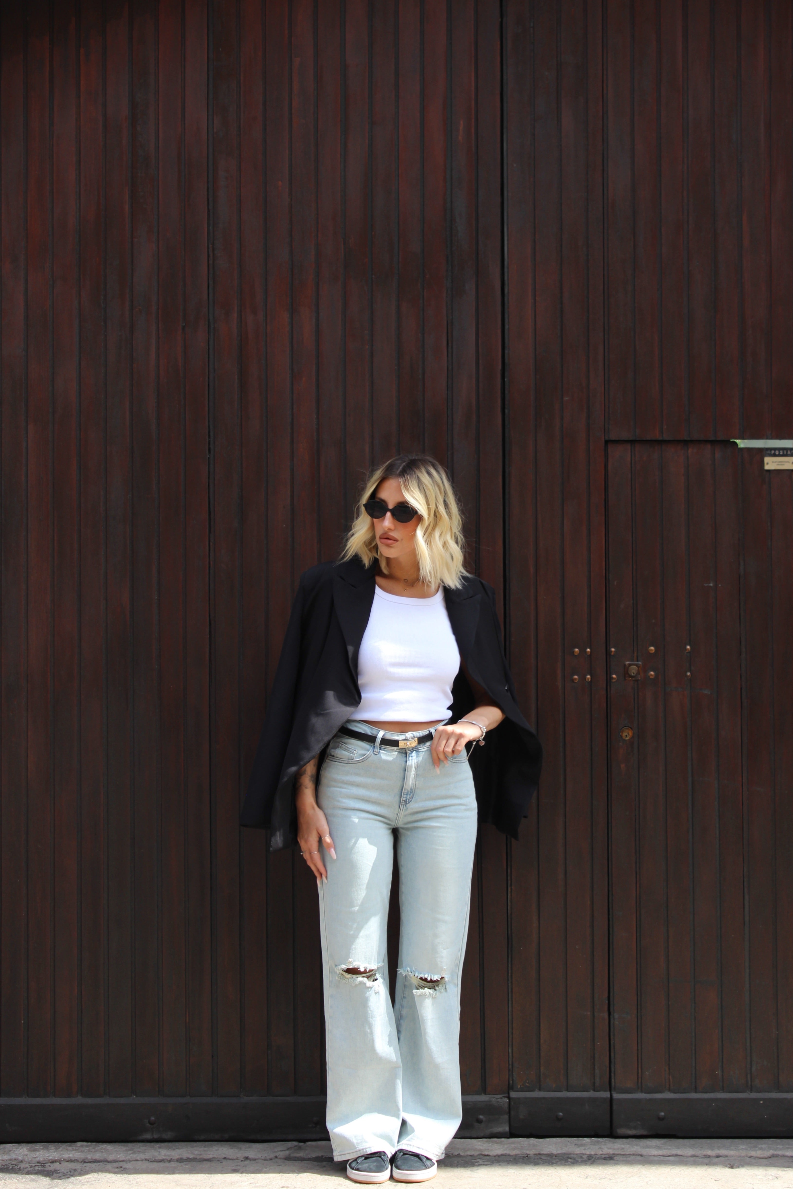 Jeans wide leg con strappo