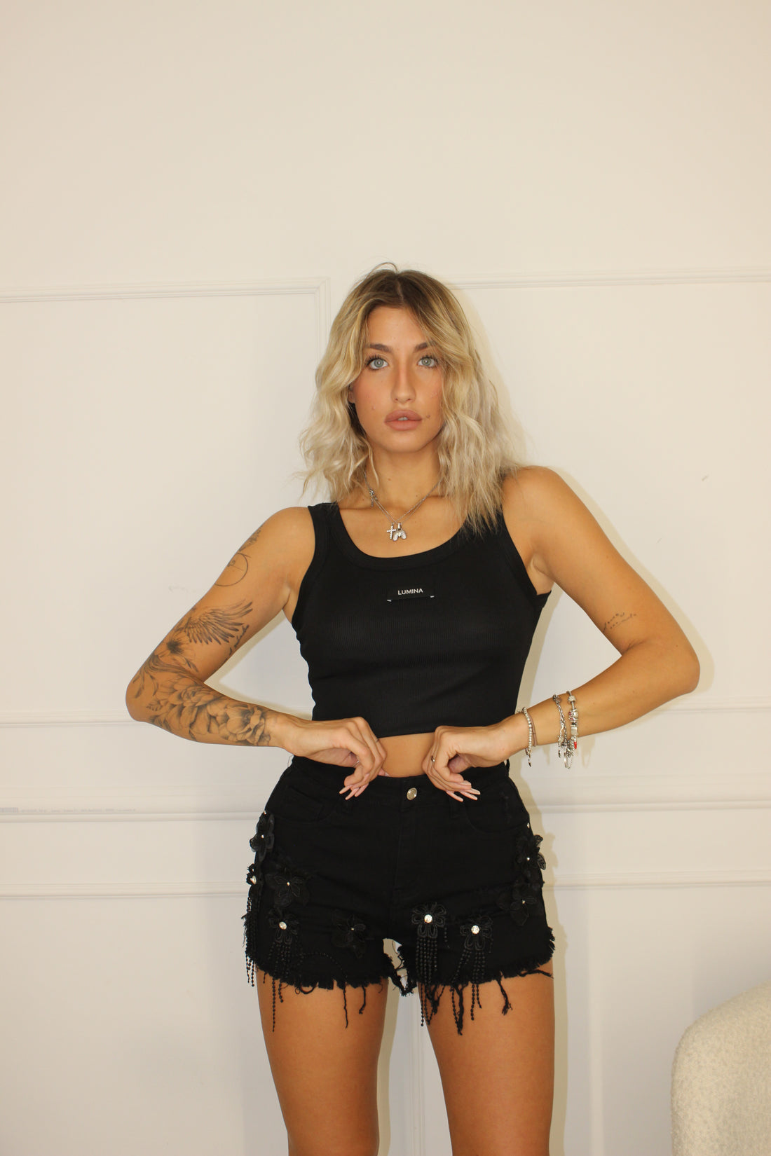 Shorts con fiori neri