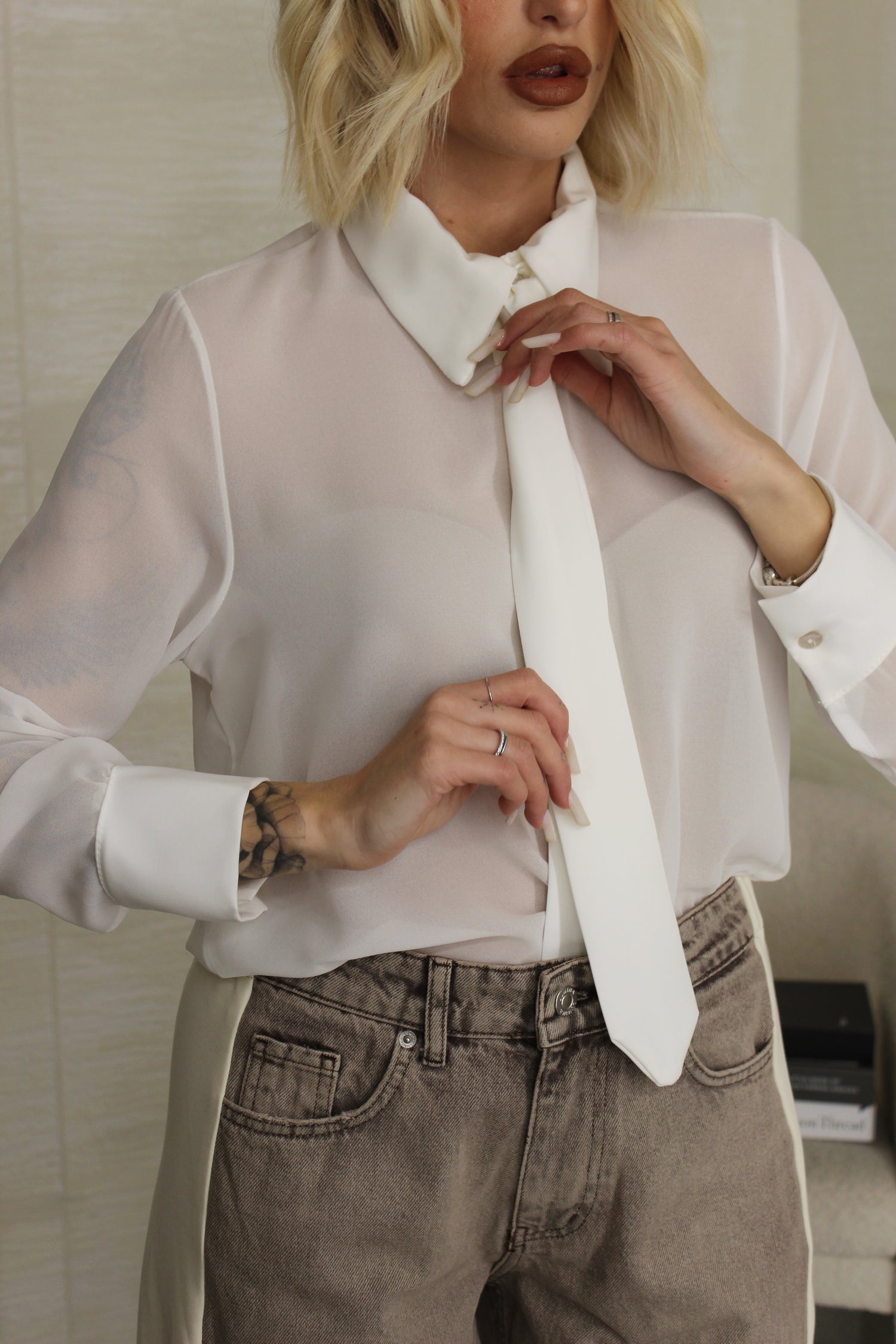 Blusa con cravatta Bianca