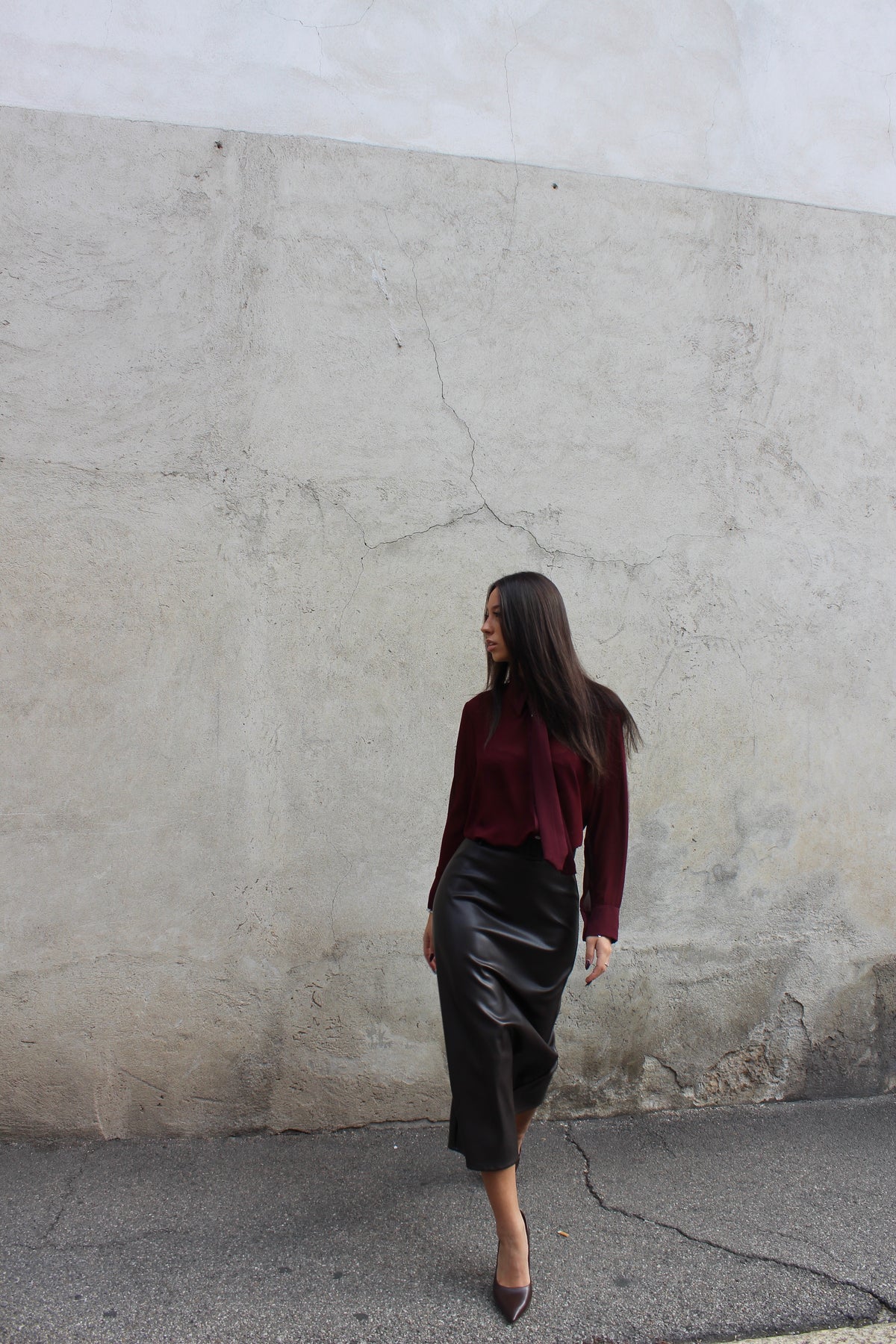 Blusa con cravatta burgundy