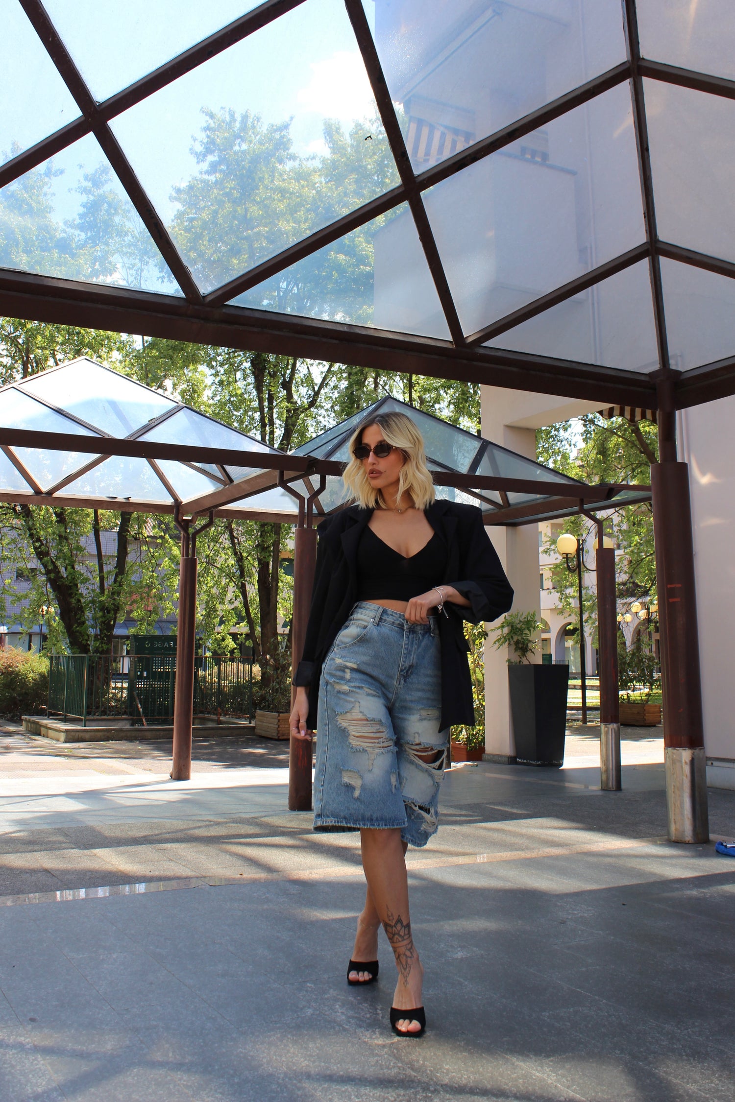 Jeans bermuda strappato