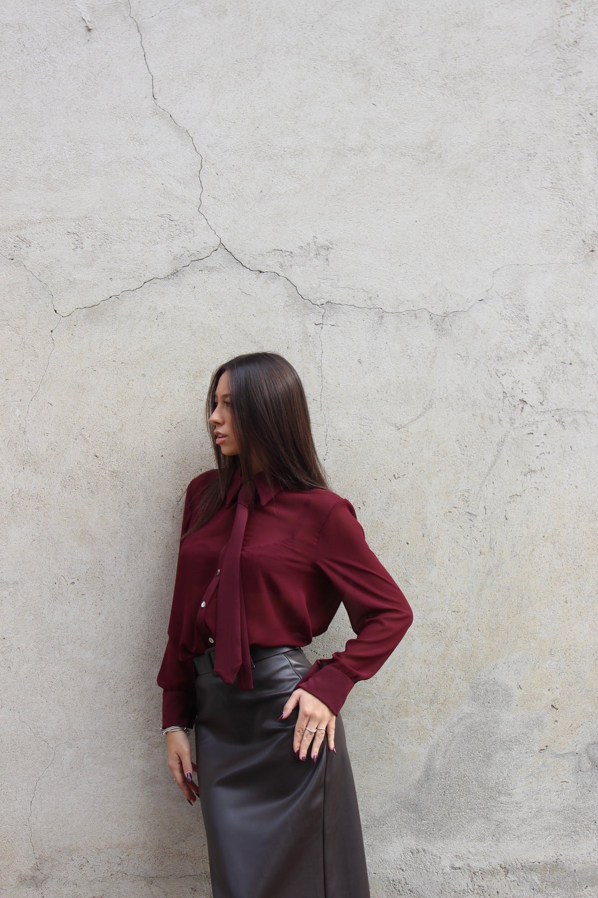 Blusa con cravatta burgundy