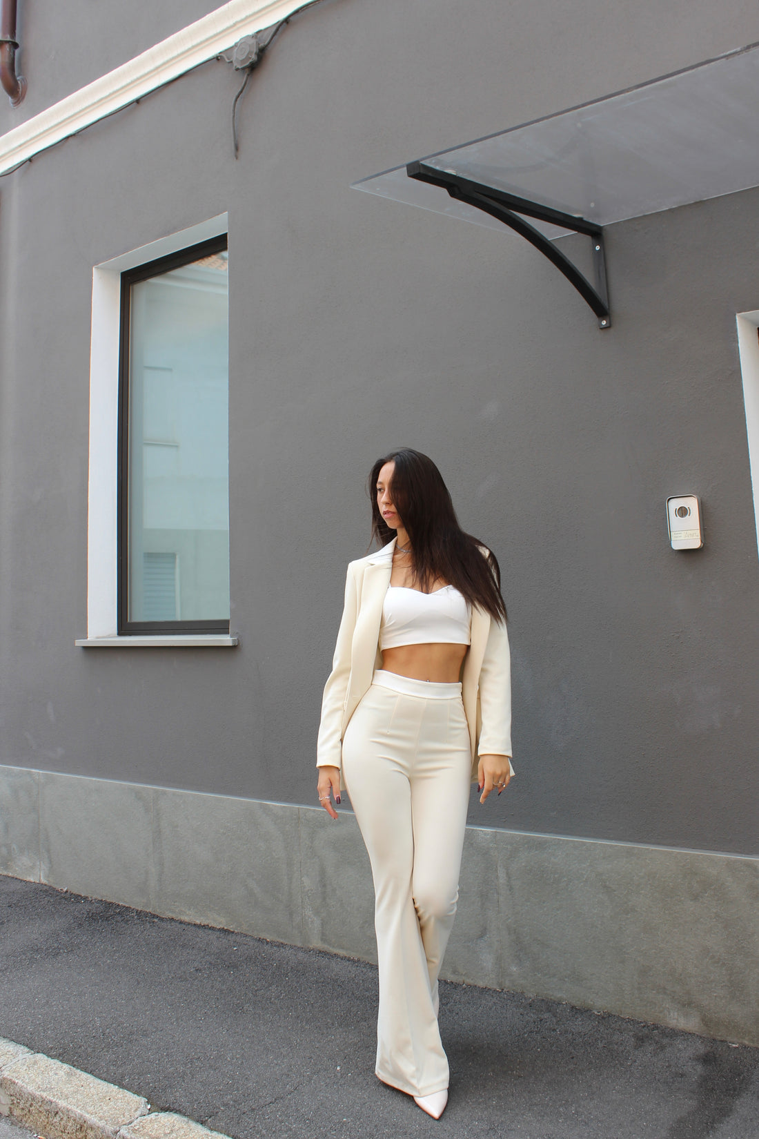 Tailleur con dettaglio in raso