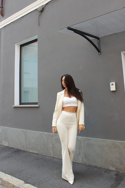 Tailleur con dettaglio in raso