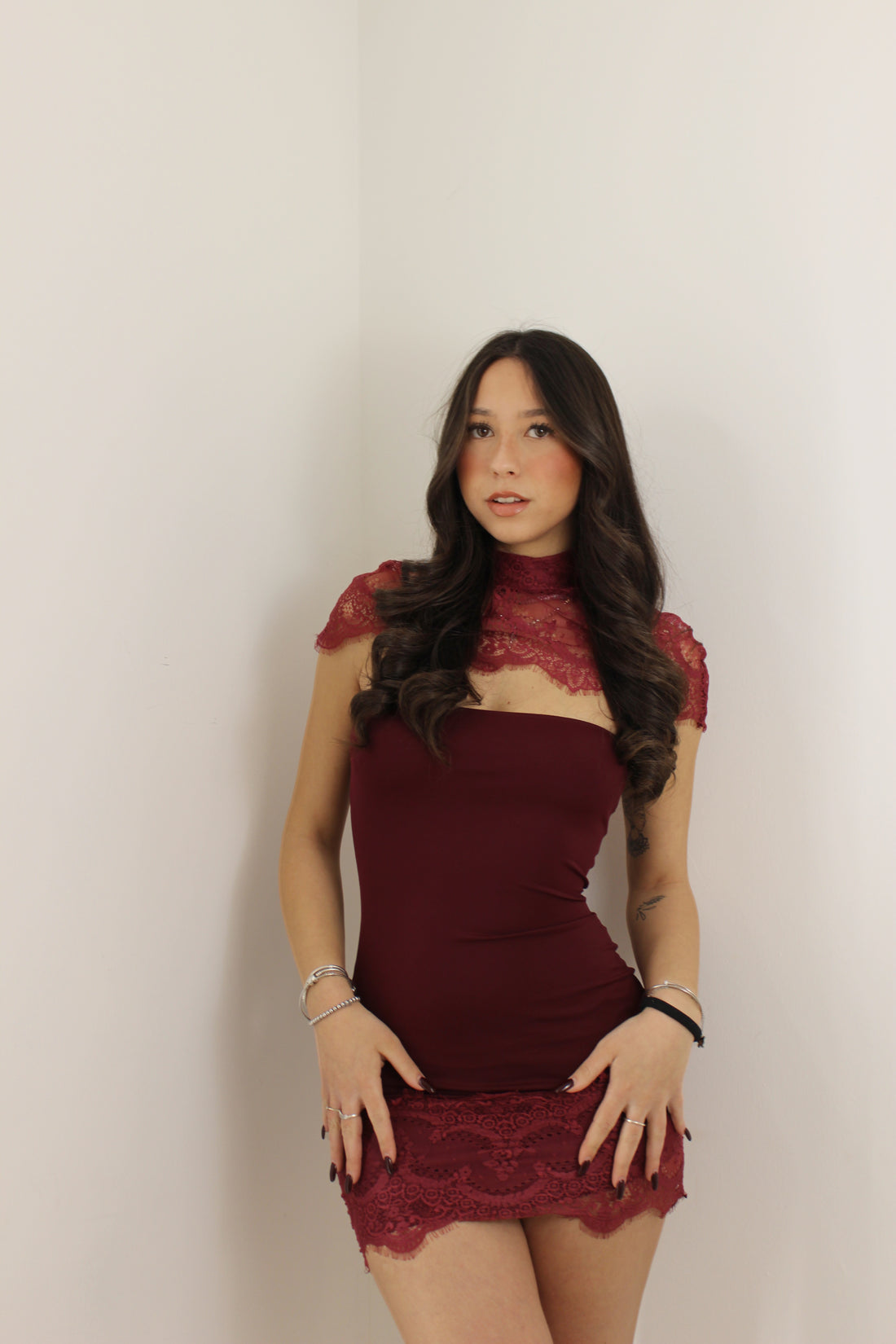 Abito con pizzo bordeaux