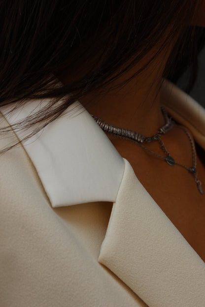 Tailleur con dettaglio in raso