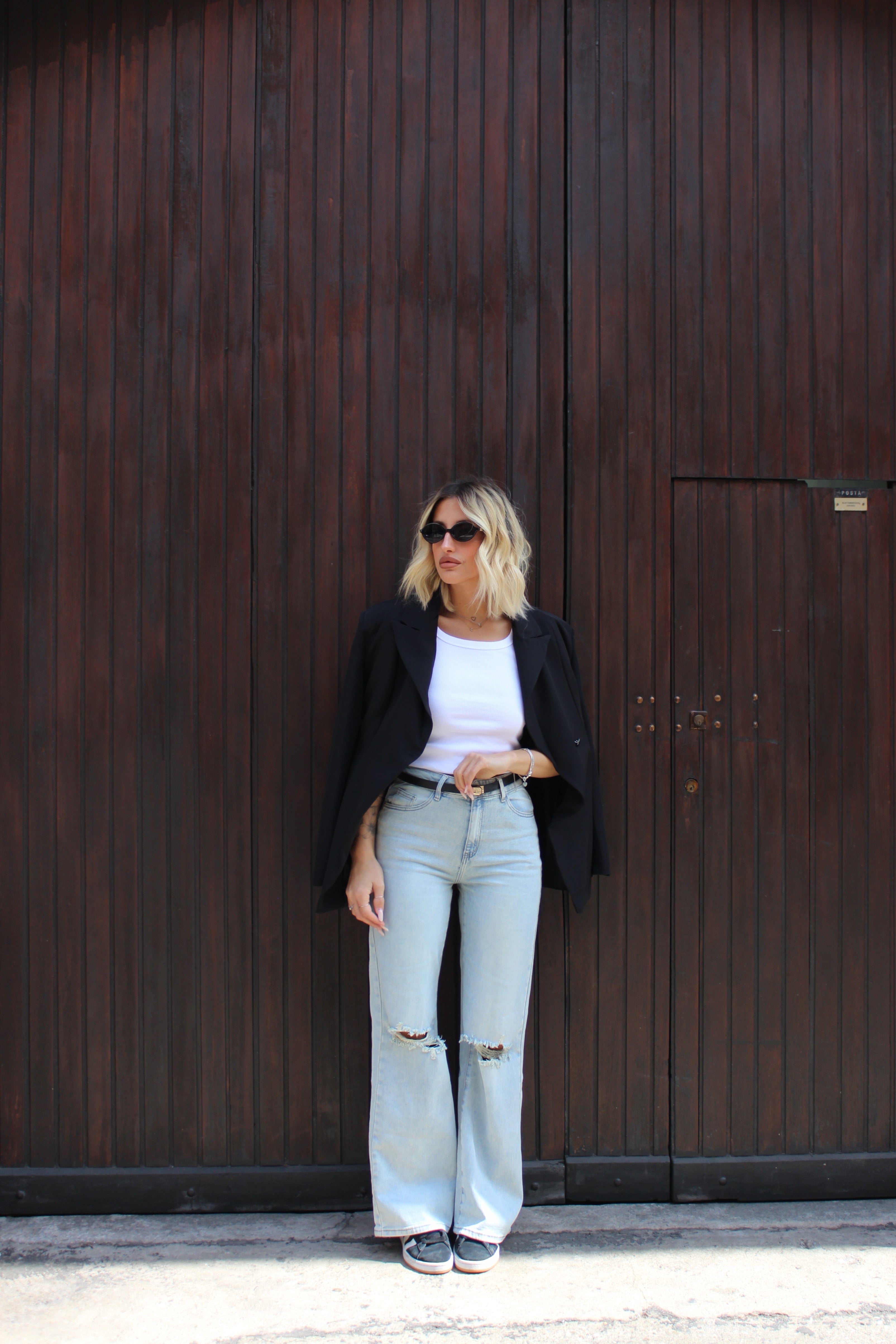 Jeans wide leg con strappo