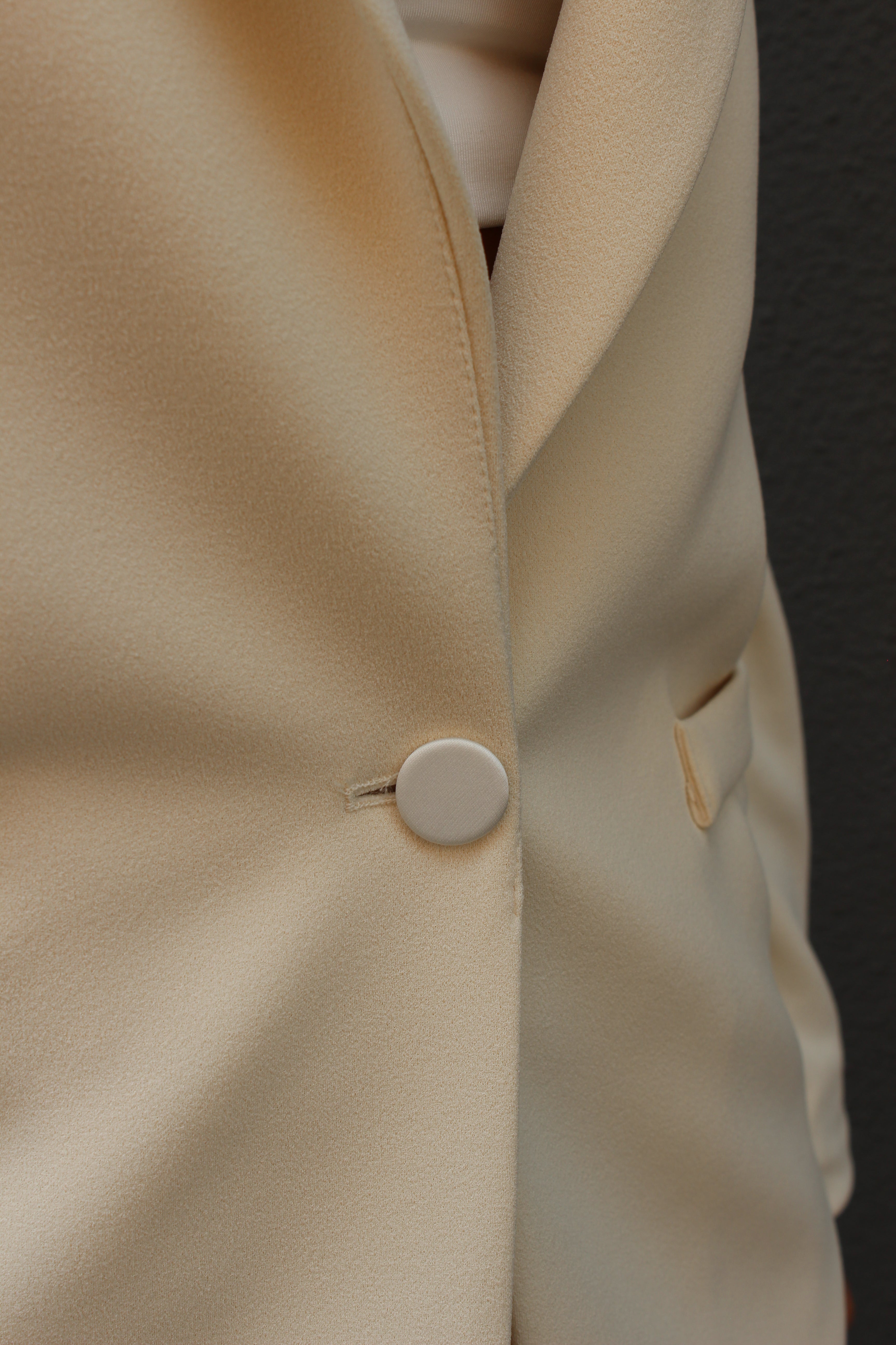 Tailleur con dettaglio in raso