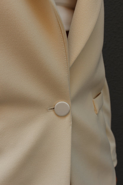 Tailleur con dettaglio in raso