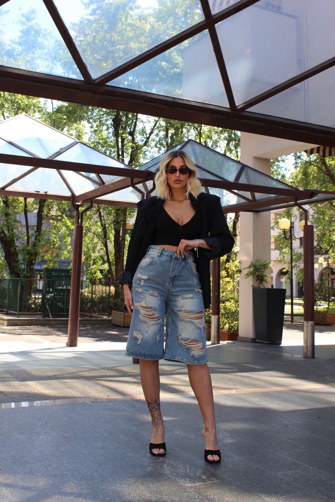 Jeans bermuda strappato