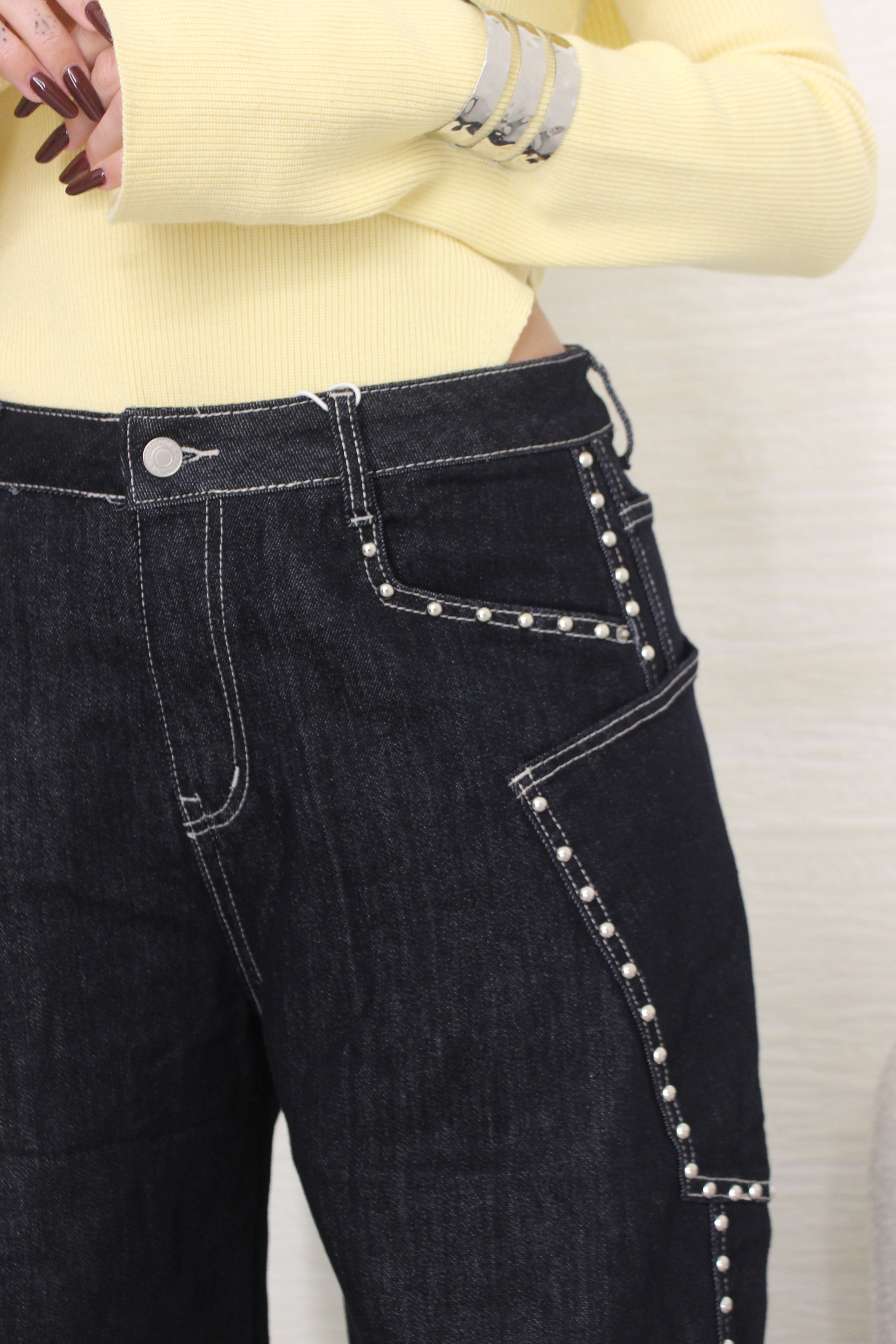 Jeans con borchie