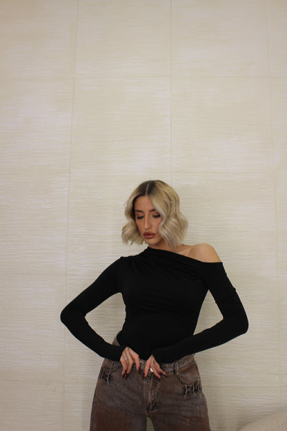 Maglia scollo asimmetrico