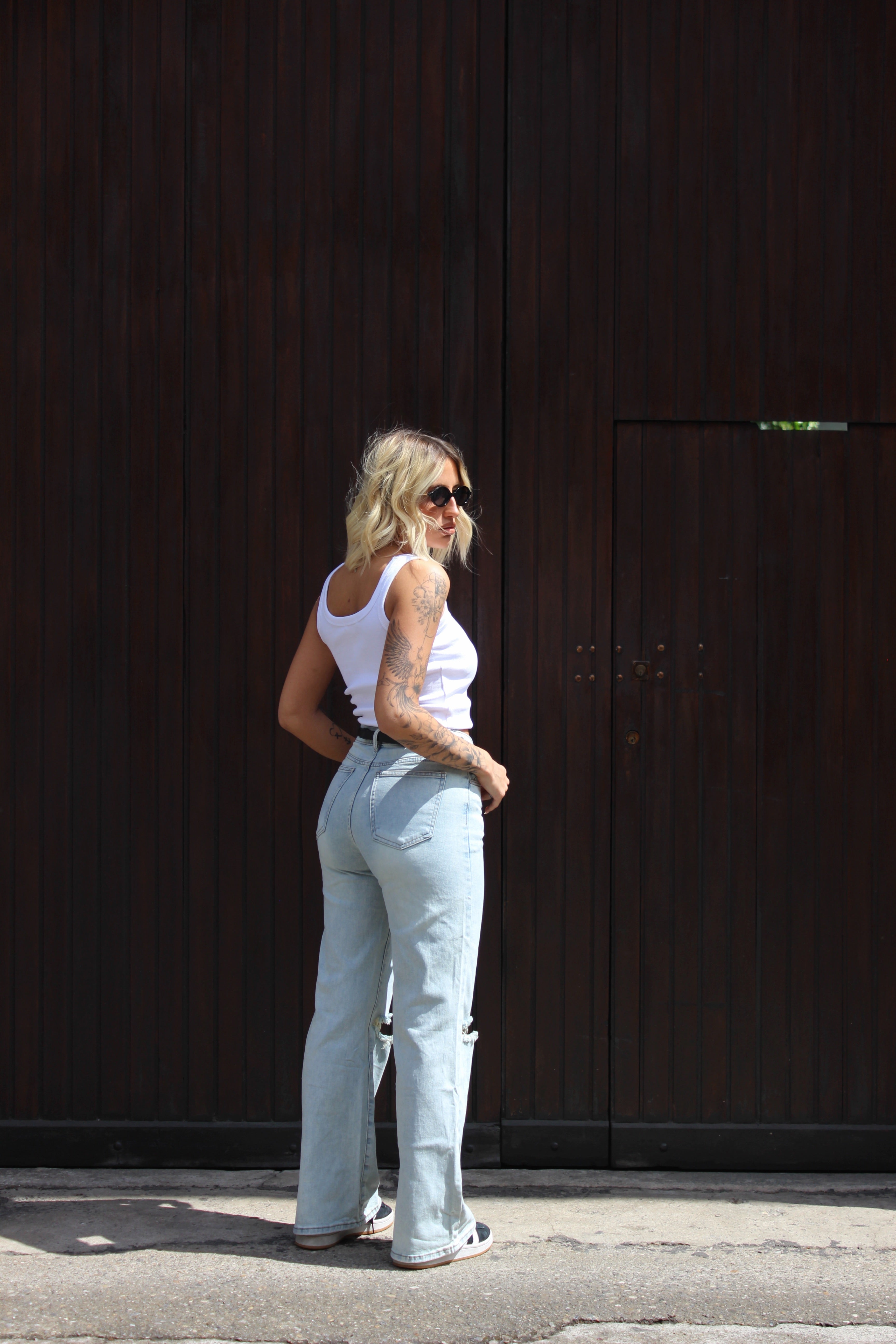 Jeans wide leg con strappo