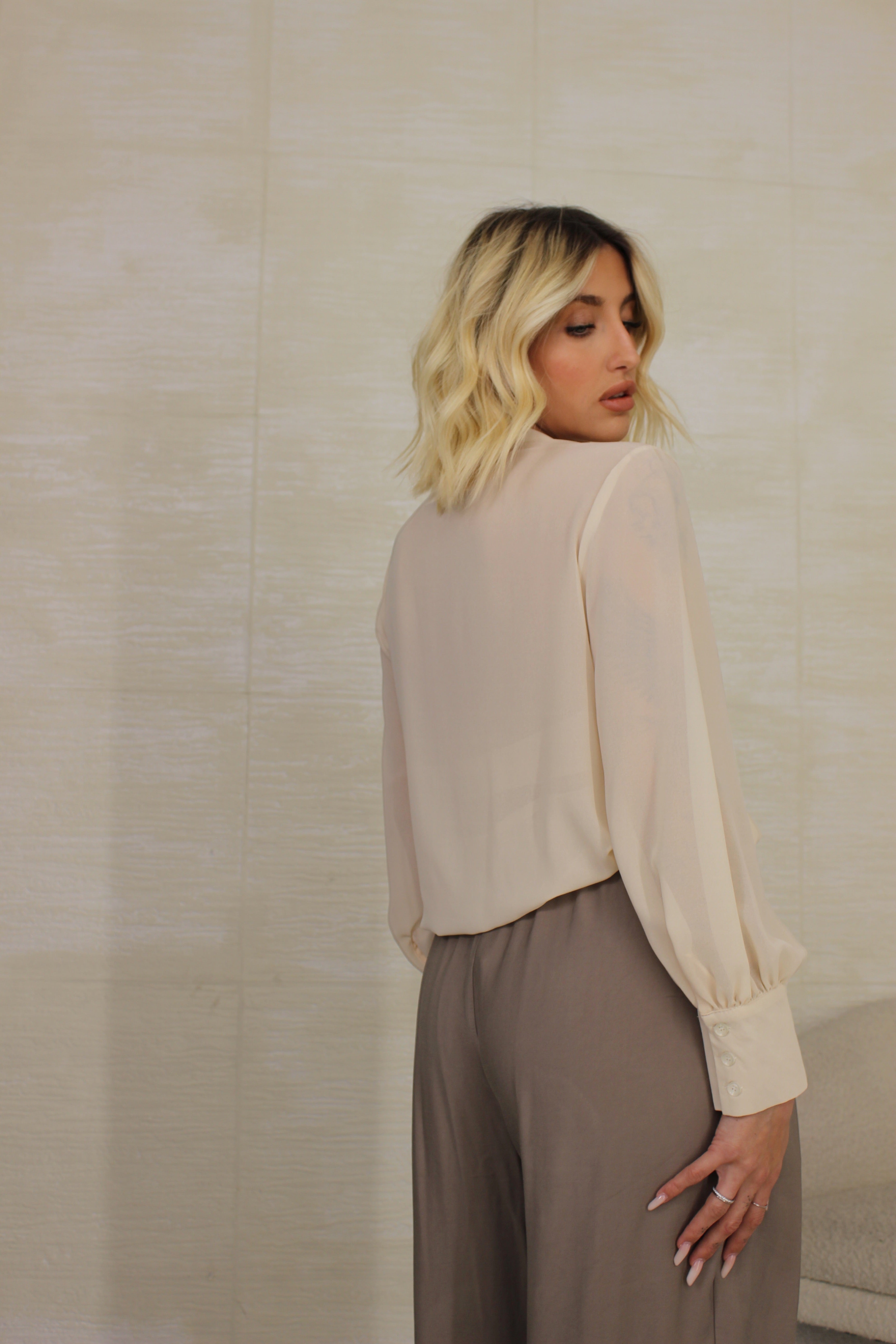 Blusa con scollo a V crema