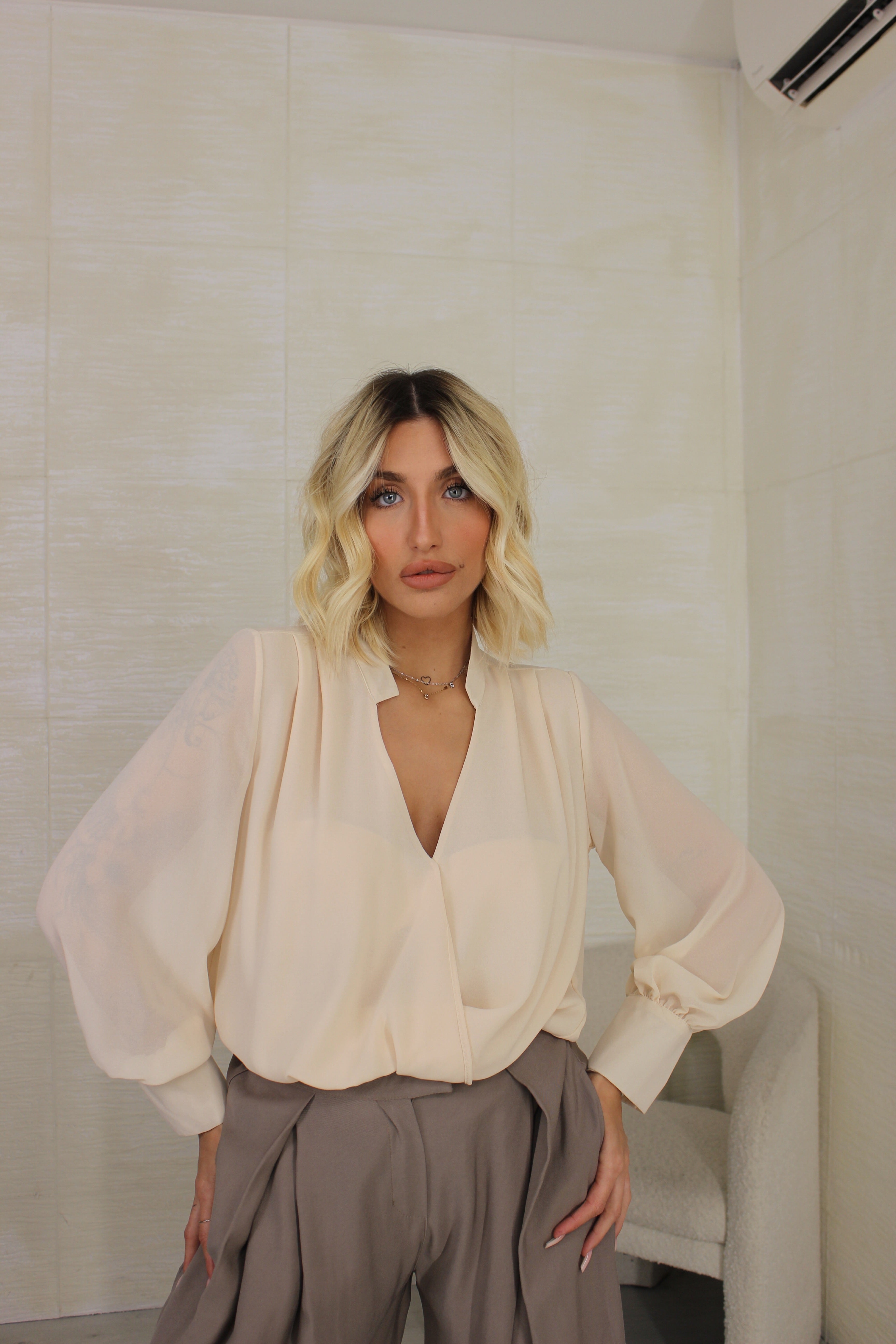 Blusa con scollo a V crema