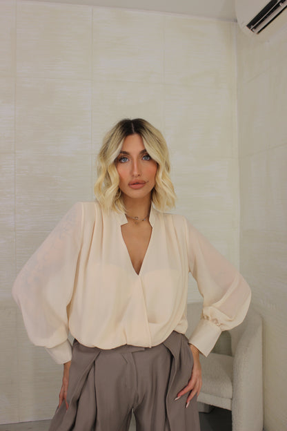 Blusa con scollo a V crema