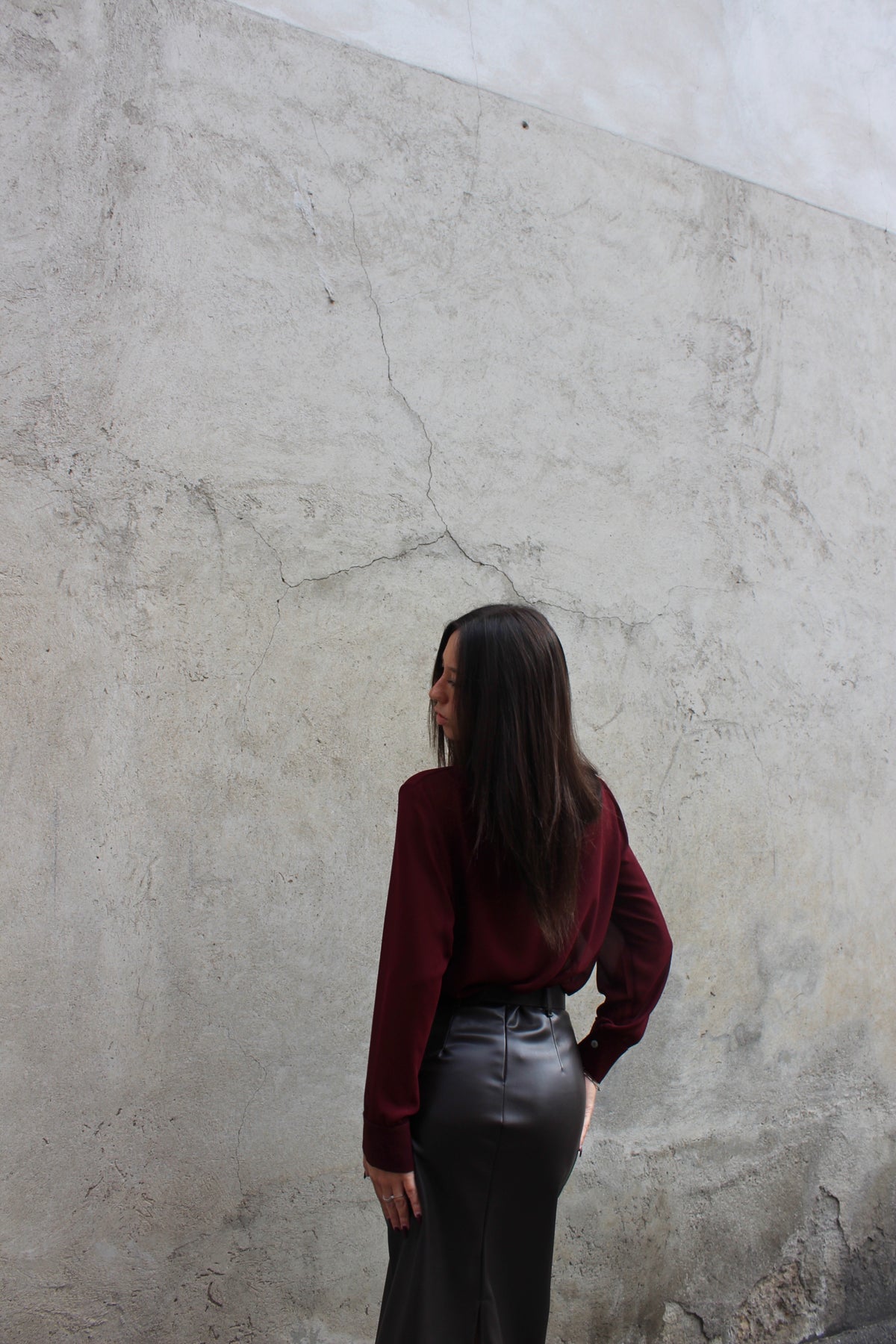 Blusa con cravatta burgundy