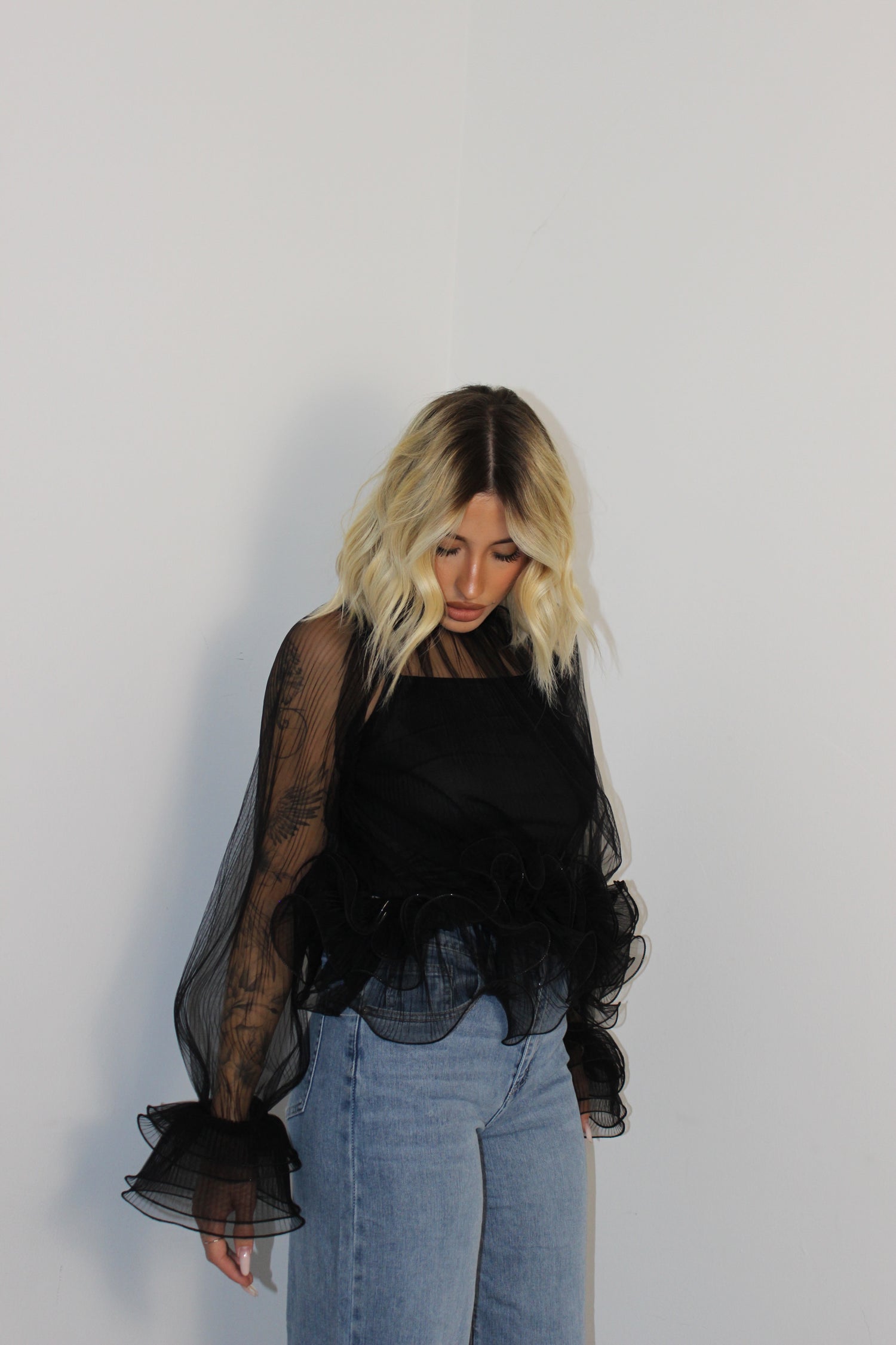 Blusa con volant Nera