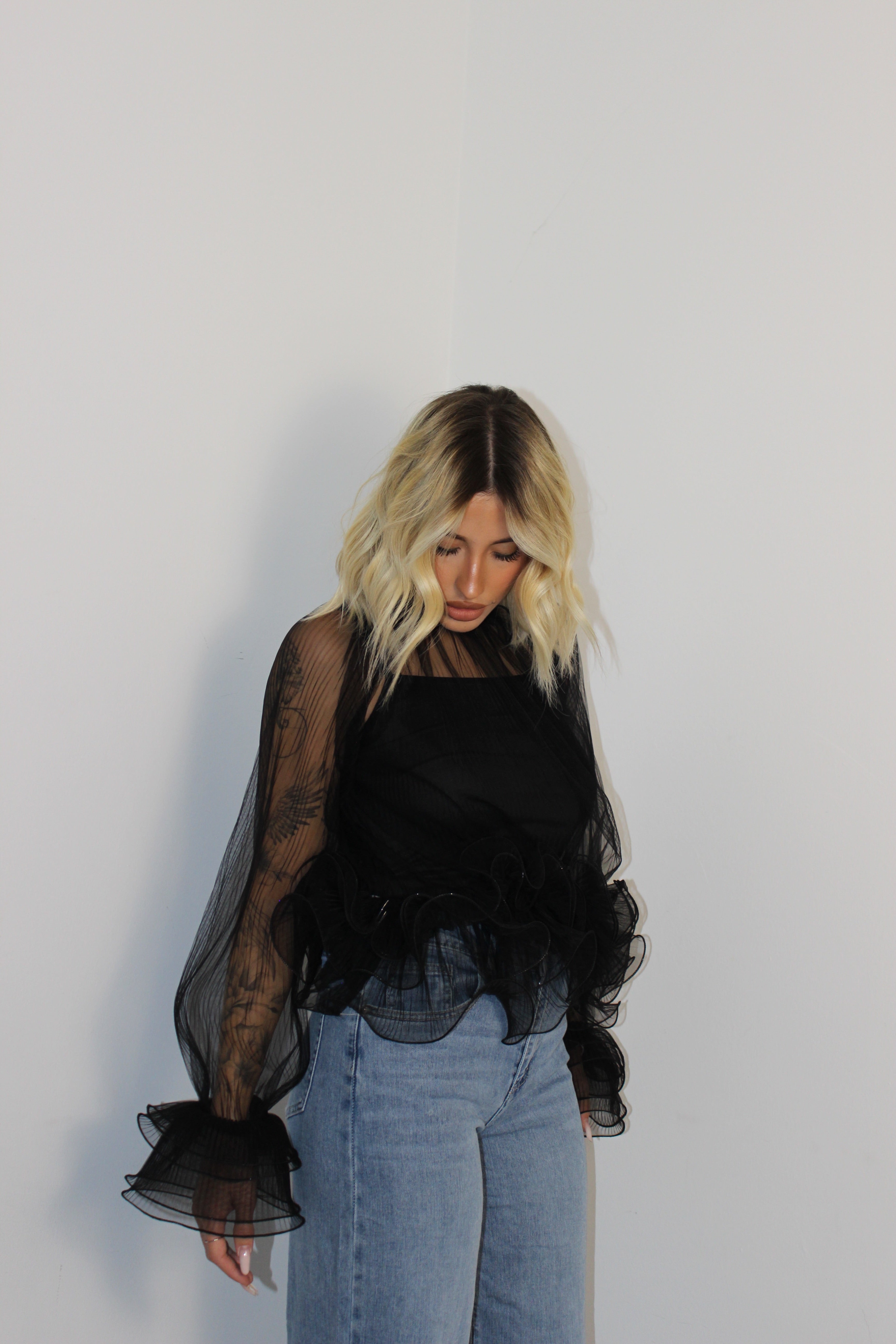 Blusa con volant Nera
