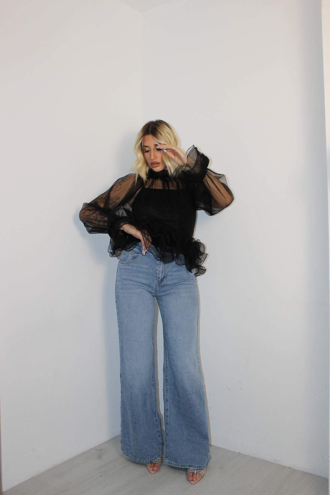 Blusa con volant Nera
