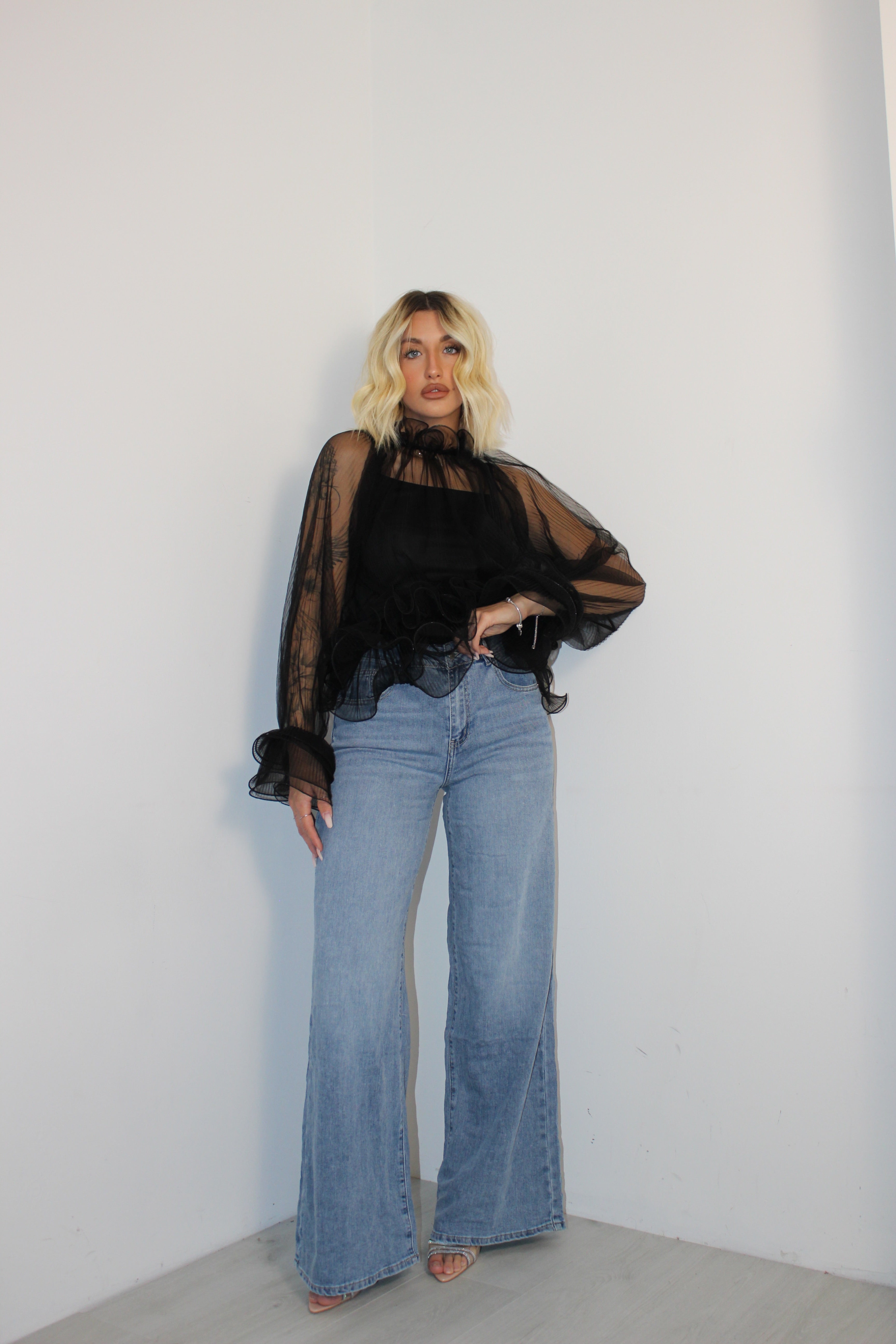 Blusa con volant Nera