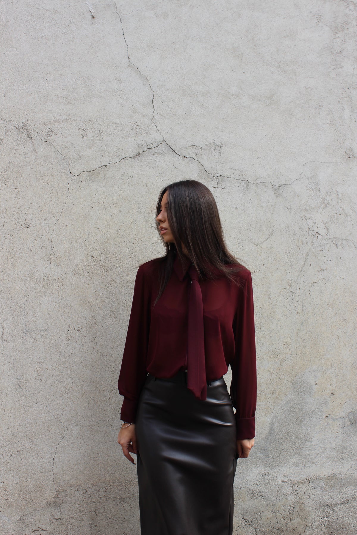 Blusa con cravatta burgundy